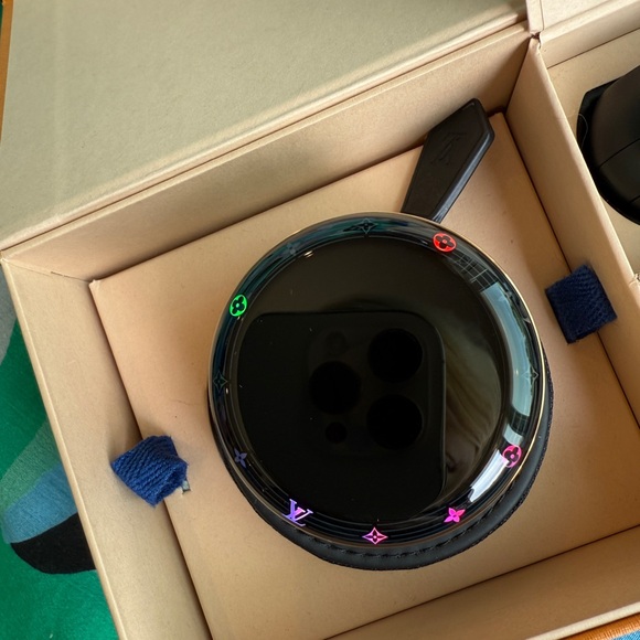 Louis Vuitton Horizon Light Up Earphones - Pink - Picture 9 of 11